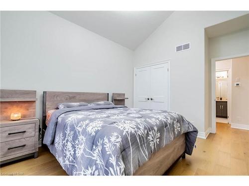 16-154 Port Robinson Road, Fonthill, ON - Indoor Photo Showing Bedroom