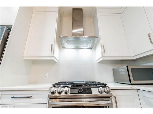 16-154 Port Robinson Road, Fonthill, ON - Indoor Photo Showing Kitchen