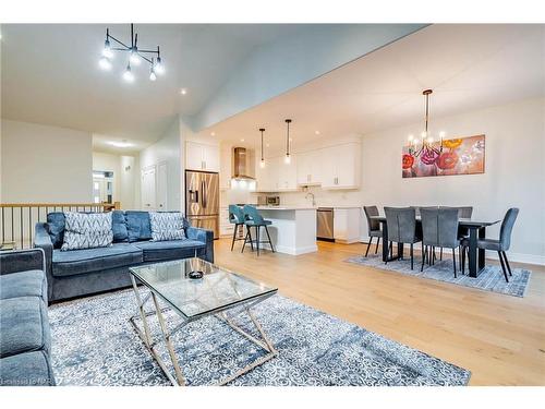 16-154 Port Robinson Road, Fonthill, ON - Indoor Photo Showing Living Room