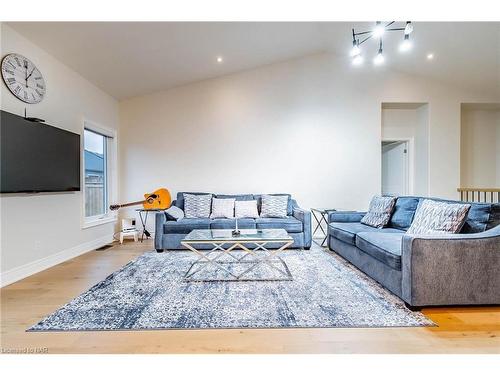 16-154 Port Robinson Road, Fonthill, ON - Indoor Photo Showing Living Room