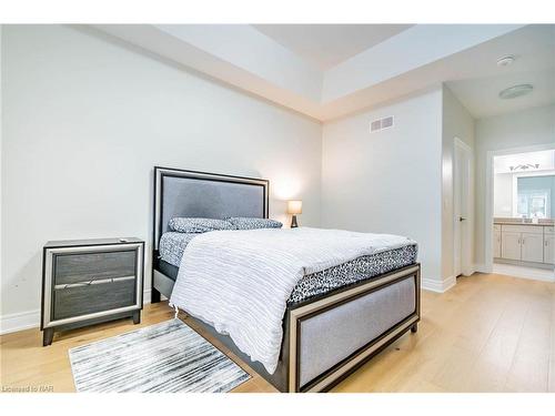 16-154 Port Robinson Road, Fonthill, ON - Indoor Photo Showing Bedroom