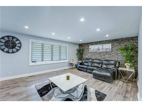 5820 Ramsey Road, Niagara Falls, ON - Indoor Photo Showing Living Room