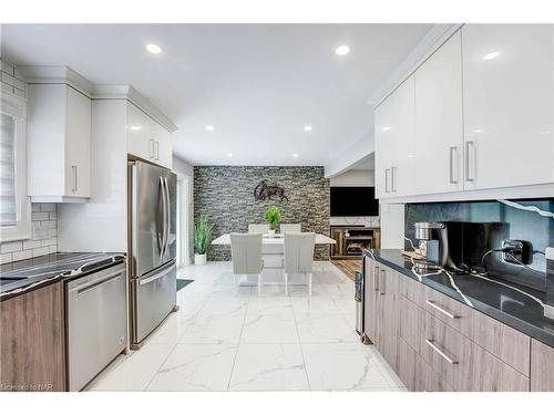 5820 Ramsey Road, Niagara Falls, ON - Indoor Photo Showing Kitchen With Upgraded Kitchen