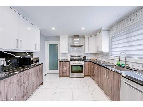 5820 Ramsey Road, Niagara Falls, ON - Indoor Photo Showing Kitchen With Upgraded Kitchen