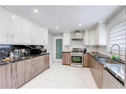 5820 Ramsey Road, Niagara Falls, ON - Indoor Photo Showing Kitchen With Upgraded Kitchen