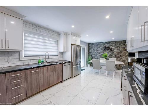 5820 Ramsey Road, Niagara Falls, ON - Indoor Photo Showing Kitchen With Upgraded Kitchen