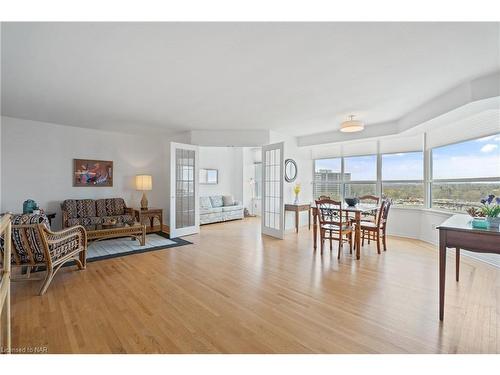 1001-3 Towering Heights Boulevard, St. Catharines, ON - Indoor Photo Showing Living Room