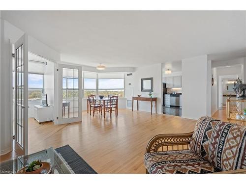 1001-3 Towering Heights Boulevard, St. Catharines, ON - Indoor Photo Showing Living Room