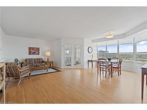 1001-3 Towering Heights Boulevard, St. Catharines, ON - Indoor Photo Showing Living Room