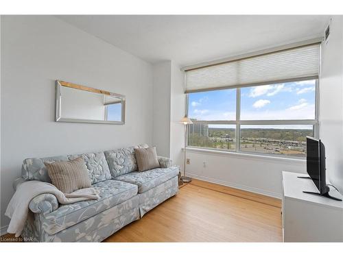 1001-3 Towering Heights Boulevard, St. Catharines, ON - Indoor Photo Showing Living Room