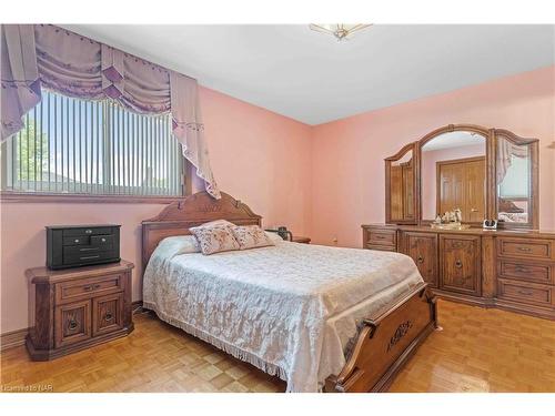 7737 Mount Carmel Boulevard, Niagara Falls, ON - Indoor Photo Showing Bedroom