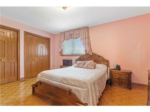 7737 Mount Carmel Boulevard, Niagara Falls, ON - Indoor Photo Showing Bedroom