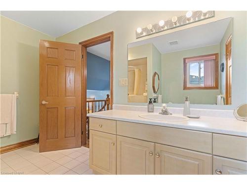 7737 Mount Carmel Boulevard, Niagara Falls, ON - Indoor Photo Showing Bathroom