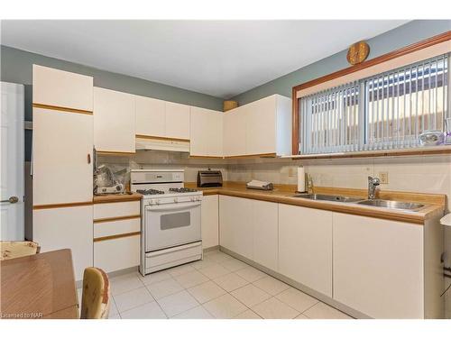 7737 Mount Carmel Boulevard, Niagara Falls, ON - Indoor Photo Showing Kitchen With Double Sink