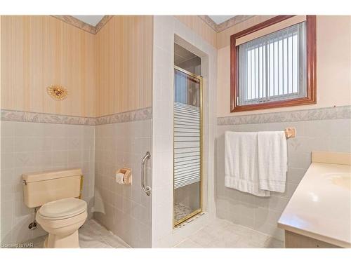 7737 Mount Carmel Boulevard, Niagara Falls, ON - Indoor Photo Showing Bathroom