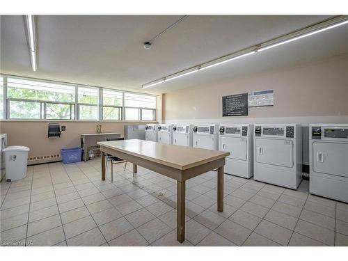 809-215 Glenridge Avenue, St. Catharines, ON - Indoor Photo Showing Laundry Room