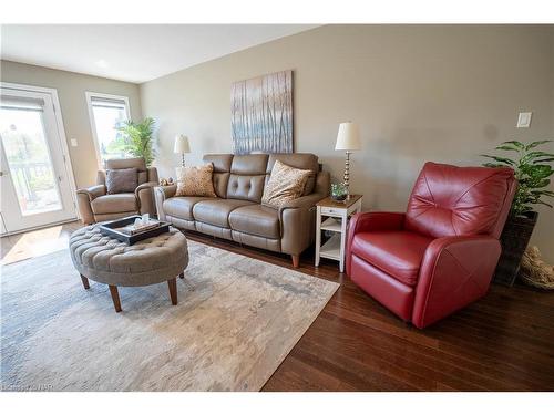 14-77 Avery Crescent, St. Catharines, ON - Indoor Photo Showing Living Room