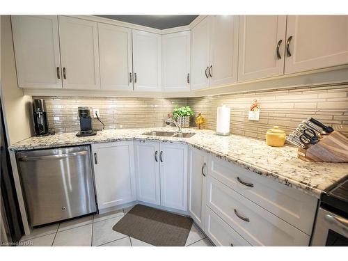 14-77 Avery Crescent, St. Catharines, ON - Indoor Photo Showing Kitchen With Double Sink With Upgraded Kitchen