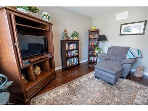 14-77 Avery Crescent, St. Catharines, ON - Indoor Photo Showing Living Room