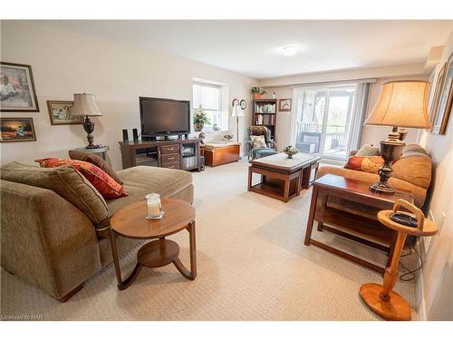 14-77 Avery Crescent, St. Catharines, ON - Indoor Photo Showing Living Room