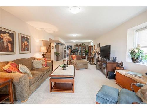 14-77 Avery Crescent, St. Catharines, ON - Indoor Photo Showing Living Room