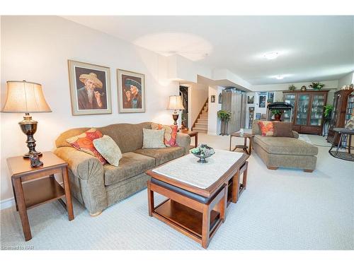 14-77 Avery Crescent, St. Catharines, ON - Indoor Photo Showing Living Room