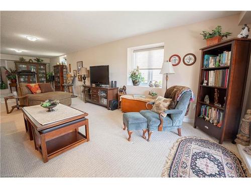 14-77 Avery Crescent, St. Catharines, ON - Indoor Photo Showing Living Room