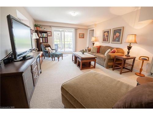 14-77 Avery Crescent, St. Catharines, ON - Indoor Photo Showing Living Room