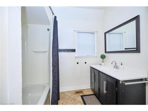 16-16 1/2 Lakeside Drive, St. Catharines, ON - Indoor Photo Showing Bathroom