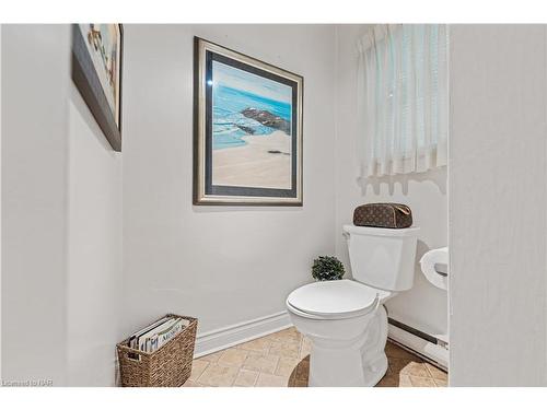 16-16 1/2 Lakeside Drive, St. Catharines, ON - Indoor Photo Showing Bathroom