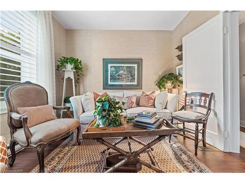 16-16 1/2 Lakeside Drive, St. Catharines, ON - Indoor Photo Showing Living Room