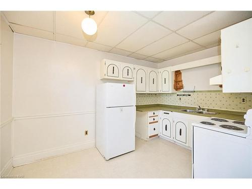 16-16 1/2 Lakeside Drive, St. Catharines, ON - Indoor Photo Showing Kitchen With Double Sink