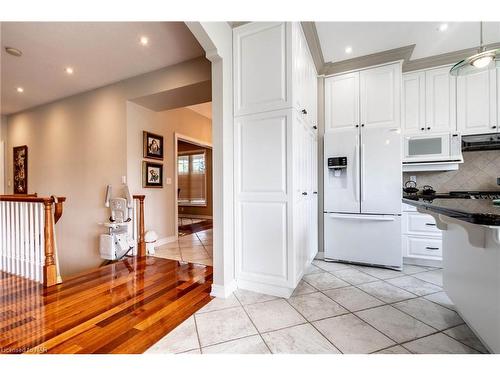 32 Timmsdale Crescent, Fonthill, ON - Indoor Photo Showing Kitchen