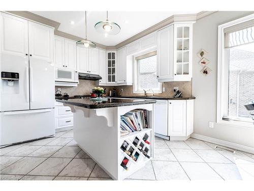 32 Timmsdale Crescent, Fonthill, ON - Indoor Photo Showing Kitchen