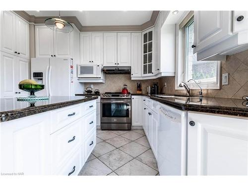 32 Timmsdale Crescent, Fonthill, ON - Indoor Photo Showing Kitchen