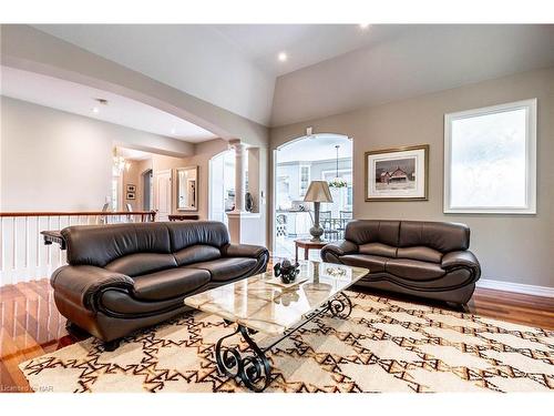 32 Timmsdale Crescent, Fonthill, ON - Indoor Photo Showing Living Room