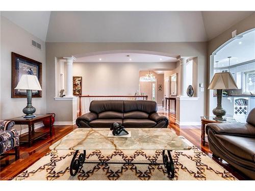 32 Timmsdale Crescent, Fonthill, ON - Indoor Photo Showing Living Room