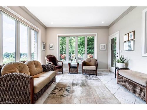 32 Timmsdale Crescent, Fonthill, ON - Indoor Photo Showing Living Room