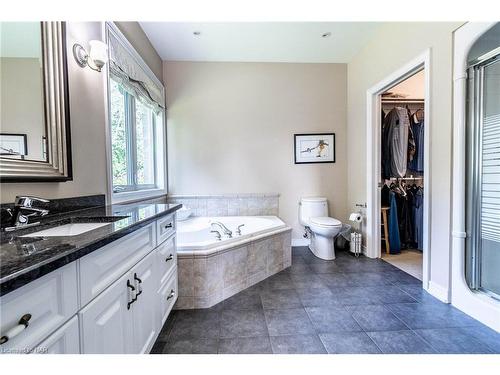 32 Timmsdale Crescent, Fonthill, ON - Indoor Photo Showing Bathroom