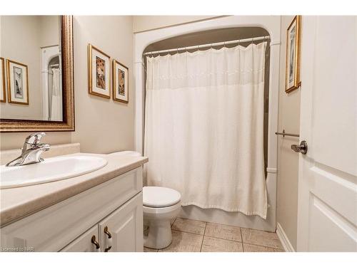 32 Timmsdale Crescent, Fonthill, ON - Indoor Photo Showing Bathroom