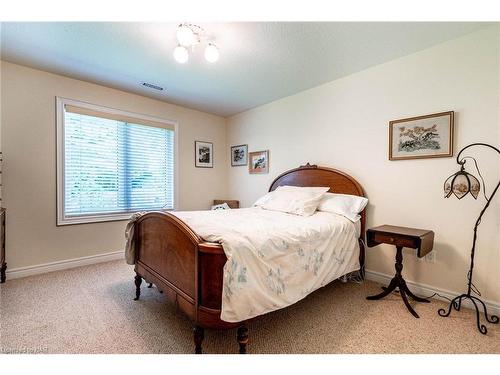 32 Timmsdale Crescent, Fonthill, ON - Indoor Photo Showing Bedroom