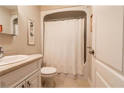 32 Timmsdale Crescent, Fonthill, ON - Indoor Photo Showing Bathroom