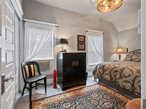 259 Dufferin Street, Fort Erie, ON - Indoor Photo Showing Bedroom