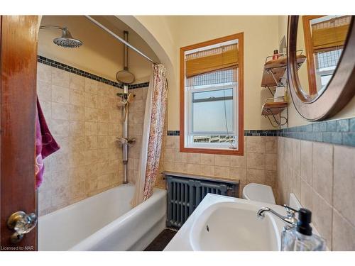 208 North Street, Fort Erie, ON - Indoor Photo Showing Bathroom