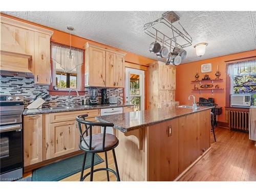 208 North Street, Fort Erie, ON - Indoor Photo Showing Kitchen