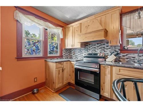 208 North Street, Fort Erie, ON - Indoor Photo Showing Kitchen