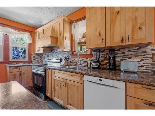 208 North Street, Fort Erie, ON - Indoor Photo Showing Kitchen With Double Sink