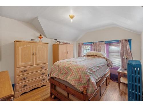 208 North Street, Fort Erie, ON - Indoor Photo Showing Bedroom