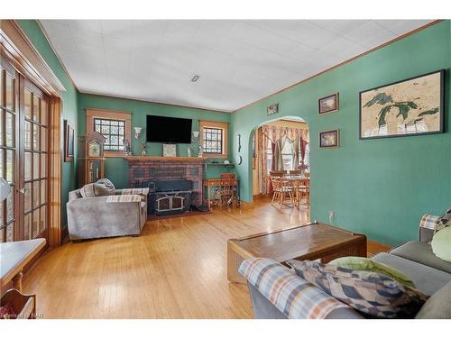 208 North Street, Fort Erie, ON - Indoor Photo Showing Living Room