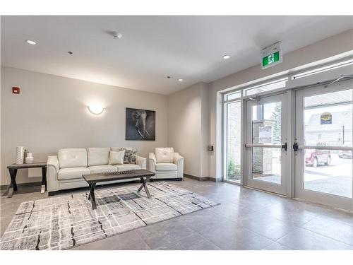 211-529 South Pelham Road, Welland, ON - Indoor Photo Showing Living Room